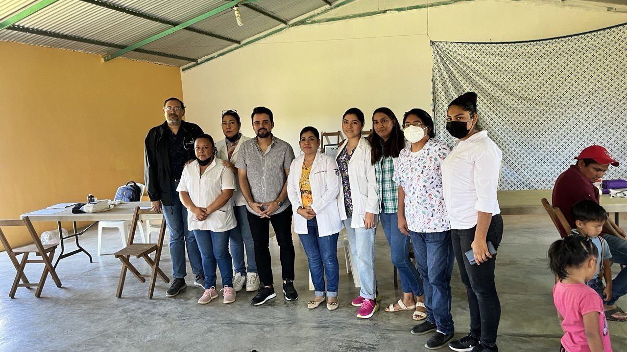 Doctors and volunteers